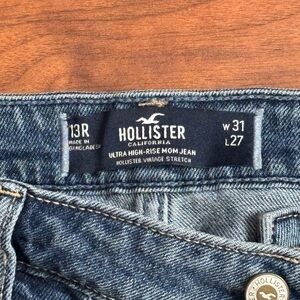 Hollister Ultra High-Rise Mom Jeans